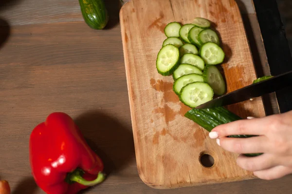 Lekkere komkommer is cuted — Stockfoto