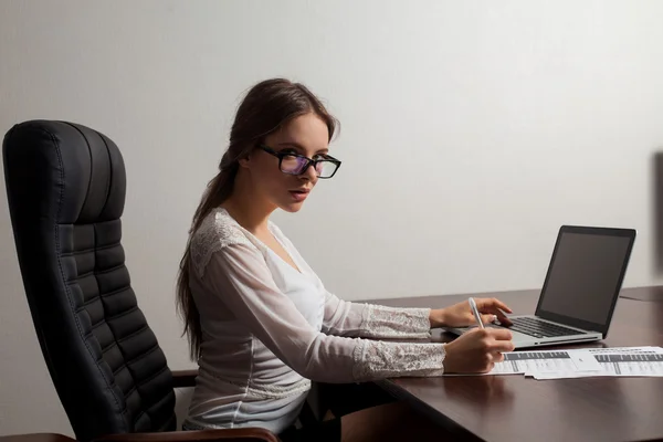 Mulher chefe trabalha no escritório — Fotografia de Stock