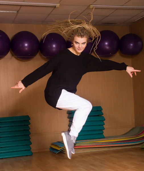 In het springen is de danser — Stockfoto