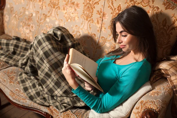 Met boek en plaid is vrouw — Stockfoto