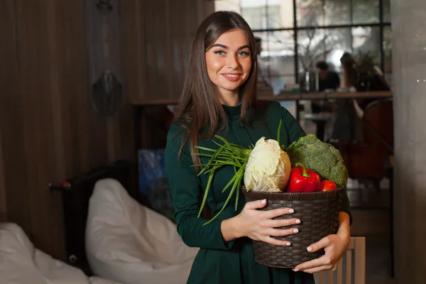 Vrouw met mandje — Stockfoto