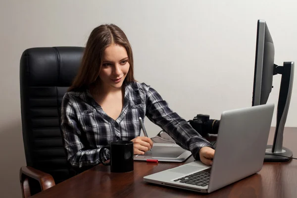 Retuschen im Büro — Stockfoto