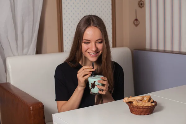 Mujer joven bebiendo café —  Fotos de Stock