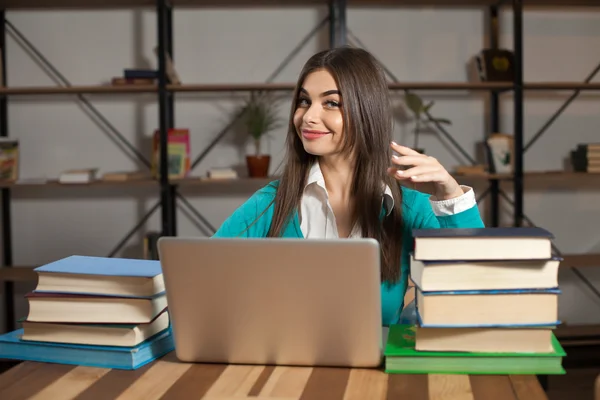 Mulher com laptop e livros — Fotografia de Stock