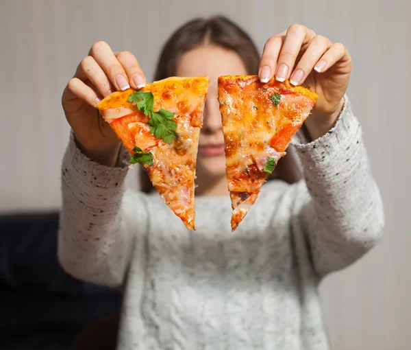 Kvinna och pizza — Stockfoto