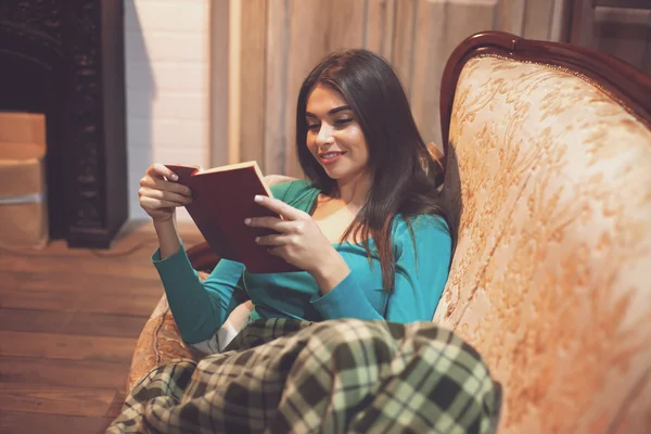 Frau und interessante Seiten des roten Buches — Stockfoto