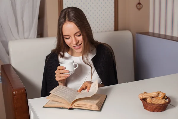 Mujer con libro y té —  Fotos de Stock