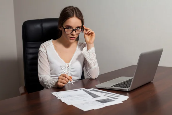 Mulher chefe trabalha no escritório — Fotografia de Stock