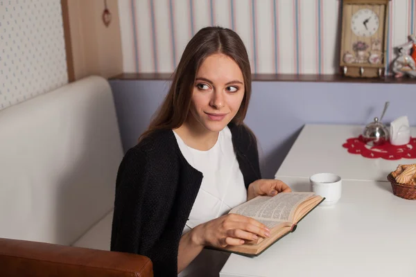 Frau mit Buch und Tee — Stockfoto