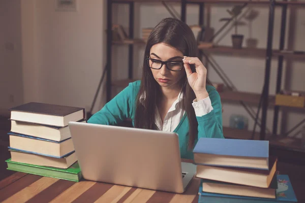 Müde Frau mit vielen Büchern — Stockfoto