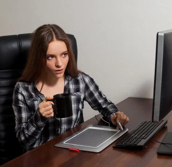 Retoucher trabalha no escritório — Fotografia de Stock