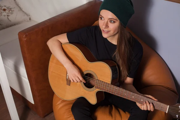 Donna che suona la chitarra — Foto Stock