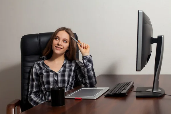 Retoucher trabalha no escritório — Fotografia de Stock