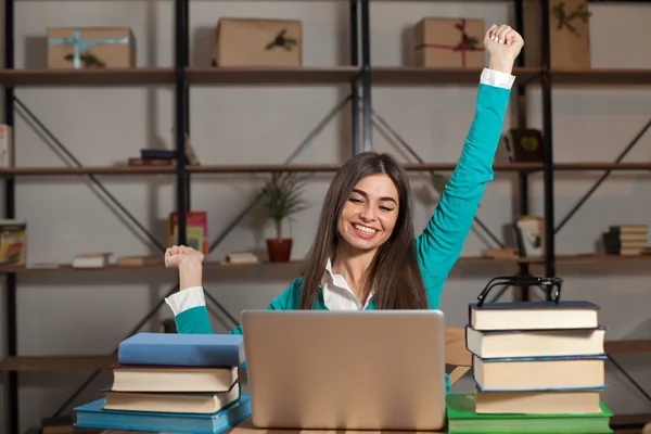 Mit Büchern ist eine glückliche Frau — Stockfoto