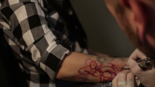 Καλλιτέχνης τατουάζ λειτουργεί στο σαλόνι — Αρχείο Βίντεο