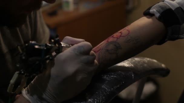 Il tatuatore professionista lavora nel salone — Video Stock