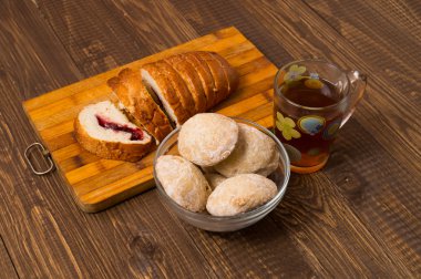 Çay ve düzenlenen somun ile buns