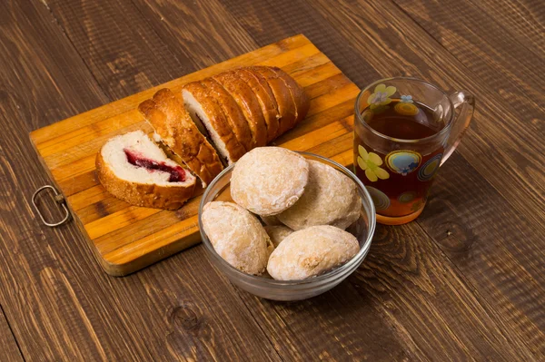 Buns with tea and cutted loaf — Stock Photo, Image
