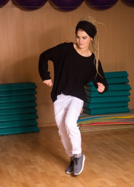 Dansçı dans hareketleri