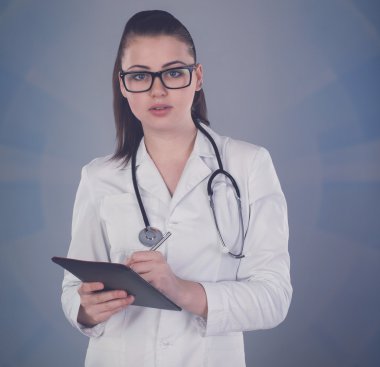 Hemşire bir şey belirterek