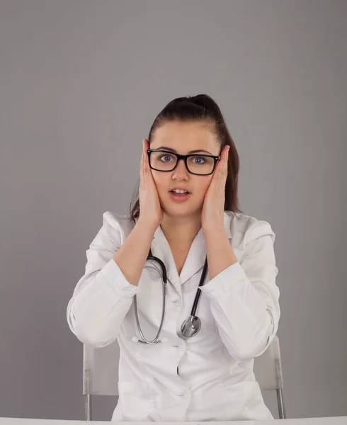 Geschockte Krankenschwester mit viel Arbeit — Stockfoto