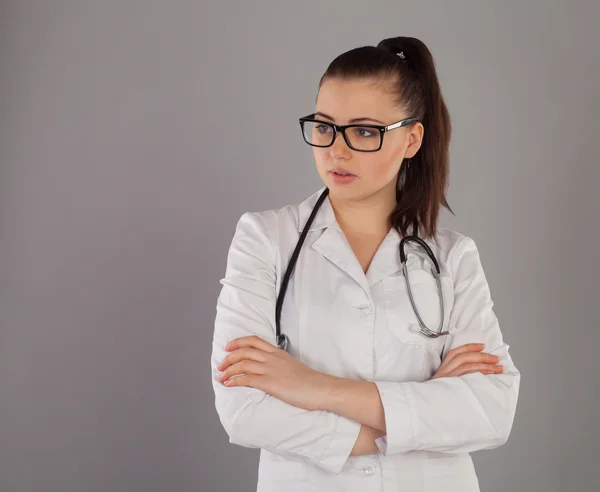 Strenge Krankenschwester in Weiß — Stockfoto