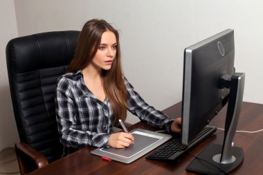 Retoucher ofiste çalışıyor