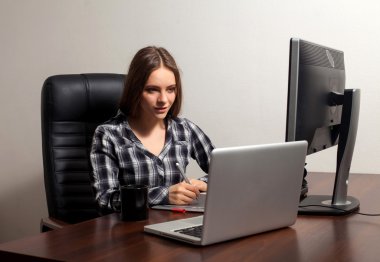 Retoucher ofiste çalışıyor