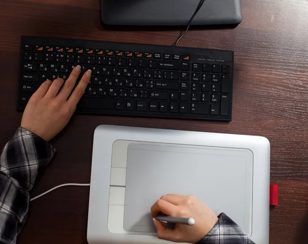 Retusche arbeitet im Büro — Stockfoto