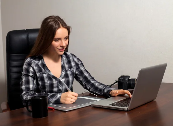 Retoucher works in the office — Stock Photo, Image