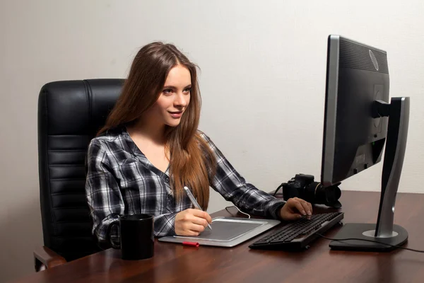 Retoucher werkzaam in kantoor — Stockfoto