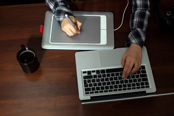 Retusche funktioniert am Laptop — Stockfoto