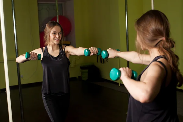 Woman trains with weights — Stock Photo, Image