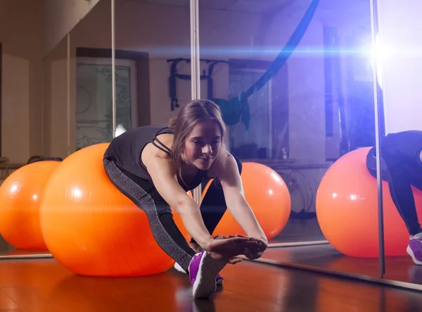 Fitness training in the fitness club — Stock Photo, Image