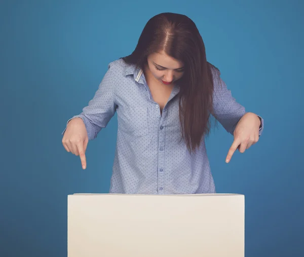 Femme contre de bleu avec toile — Photo