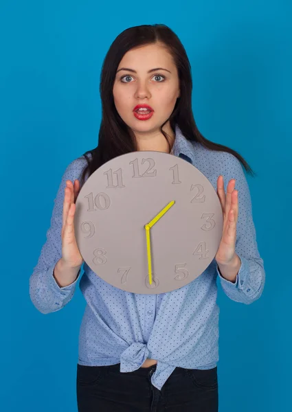 Vrouw en klok met gele pijl — Stockfoto