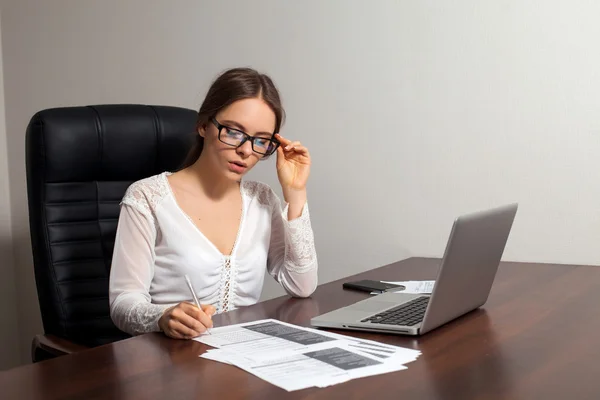 Patron de femme travaille dans le bureau — Photo