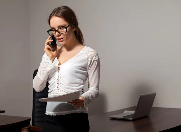 Secrétaire travaille dans le bureau — Photo