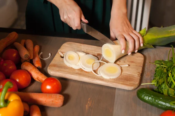 Zwiebel wird geschnitten — Stockfoto