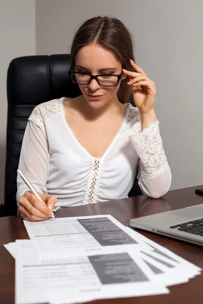 Woman boss works in the office — Stock Photo, Image