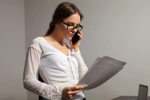 Sekretärin arbeitet im Büro — Stockfoto