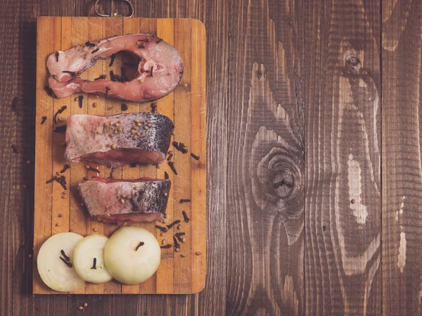 As especiarias estão no peixe em uma prancha — Fotografia de Stock