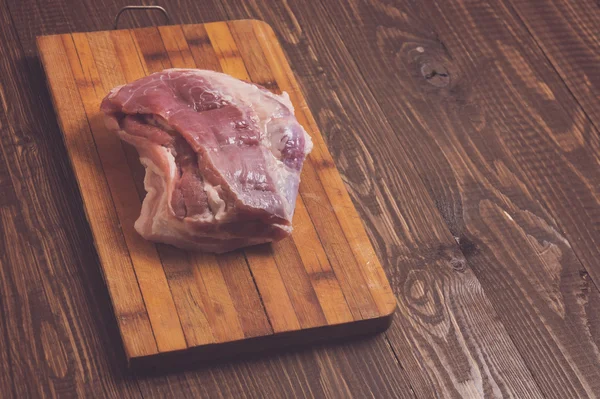 Schweinefleisch liegt auf Holzplanke — Stockfoto