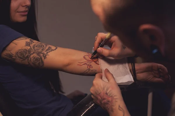 Tattooer gör skisser — Stockfoto