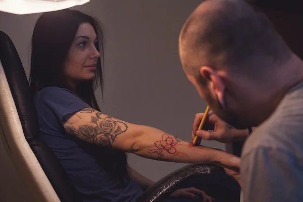 Tattooer sprawia, że scetch — Zdjęcie stockowe