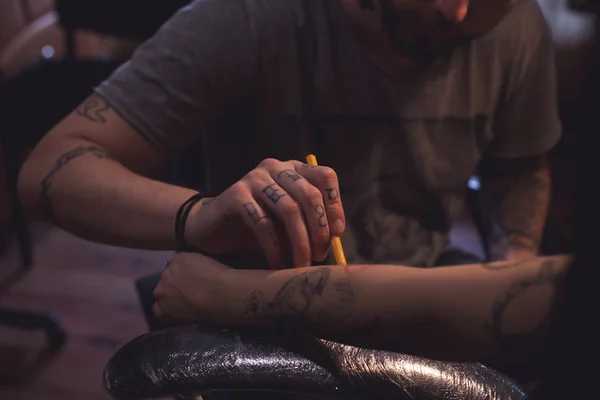 Tatuagem artista faz scetch — Fotografia de Stock