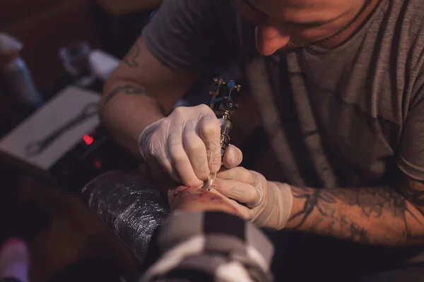 Tattoer met behulp van tattoo machine — Stockfoto