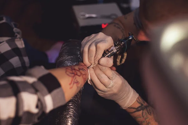 Tattoer using tattoo machine