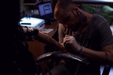 Tattooer kadın için dövme yapar