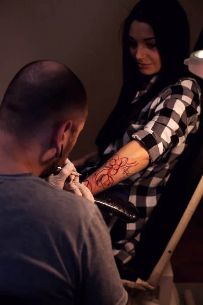 Tatoeëerder werkt in salon — Stockfoto